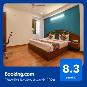 1 dormitorio con 1 cama con pared azul en FabHotel Lime Tree, en Nueva Delhi