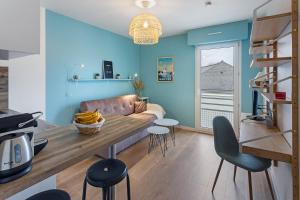 salon z kanapą i stołem w obiekcie Joli studio - Parking Privé - WIFI Très Haut Débit - Au calme w mieście Nantes
