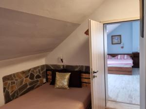 ブジェツラフにあるPenzion a Vínoの階段、ベッド、ドアが備わる客室です。