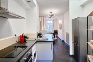 Kuchyňa alebo kuchynka v ubytovaní Renovated 3 bedroom house with terrace
