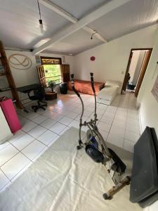 uma sala de estar com um aspirador no meio de uma sala em Apartamento temporada carnaval em Salvador