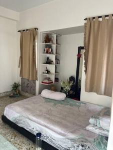 מיטה או מיטות בחדר ב-Cosmic home ( boho Chique )