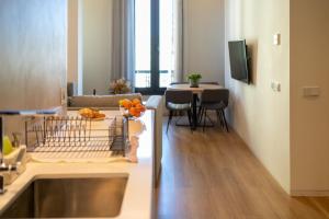 une cuisine et un salon avec un canapé et une table dans l'établissement Tendillas Plaza, à Cordoue