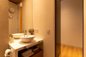 a bathroom with a sink and a mirror at Tendillas Plaza in Córdoba