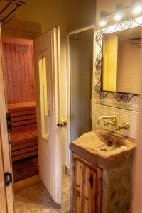 y baño con lavabo y espejo. en Casa Rural Islas Galápagos, en Berlanga de Duero