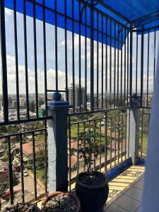 - Balcón con vistas a la ciudad desde un edificio en mopearlz skyhorse apartment, en Nairobi