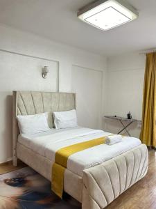 1 dormitorio con 1 cama grande en una habitación en mopearlz skyhorse apartment, en Nairobi