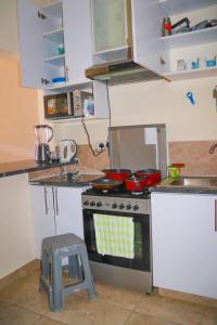A kitchen or kitchenette at Grey Hound Vacation Home
