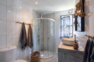 Ένα μπάνιο στο Manao Seaview Pool Villa 33 - 5 Mins Walk To The Beach +29 φωτογραφίες