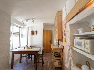 uma cozinha com uma mesa e uma sala de jantar em Wild Valley Garden Paradise in Valle Onsernone em Auressio