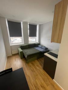 ein Zimmer mit einem Bett und einem Sofa darin in der Unterkunft Airport Apartment View Self Check-In Free parking in Vilnius
