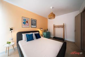 ein Schlafzimmer mit einem großen Bett mit blauen Kissen in der Unterkunft Stylish Duplex Holiday Retreat - C41 in St Paul's Bay