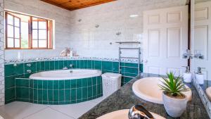 Un baño verde y blanco con bañera y lavabo. en The Glass Deck House, en Sedgefield 71 fotos más