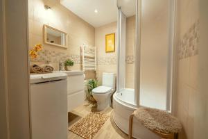 Cozy Suite Roomita في فيلنيوس: حمام مع دش ومرحاض ومغسلة