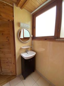 uma casa de banho com um lavatório e um espelho em SOLO em Łukęcin