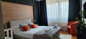 1 dormitorio con 1 cama con almohadas de color naranja en Apartman Minja, en Višegrad