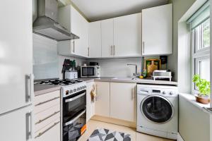 Dapur atau dapur kecil di Luxury Apartment with parking Central Maidenhead