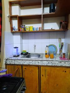 kuchnia ze zlewem i blatem w obiekcie Kilifi Homes apt E-5 w mieście Kilifi