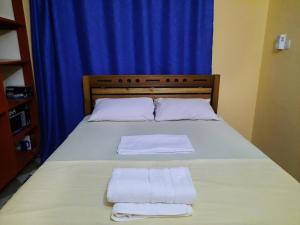 sypialnia z łóżkiem z dwoma ręcznikami w obiekcie Kilifi Homes apt E-5 w mieście Kilifi