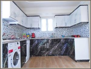 Il comprend une cuisine équipée d'un lave-linge et d'un sèche-linge. dans l'établissement Villa Şans, à Fethiye