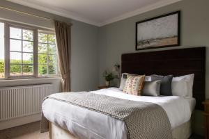 Un dormitorio con una cama grande y una ventana en The Carpenters Arms, en Tonbridge