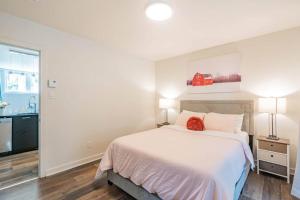 A bed or beds in a room at Free Parking - Best Travel by Zen Living