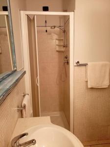 a bathroom with a shower with a sink and a toilet at Apartamento Djadsal Moradias L01 próximo à praia in Santa Maria
