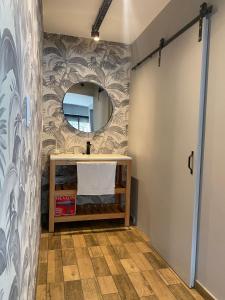 a bathroom with a sink and a mirror at Departamento Campana Centro in Campana