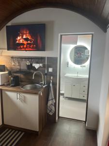 Kuchyň nebo kuchyňský kout v ubytování B-HAUSE zárt parkolóval és jacuzzival