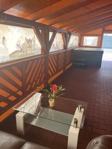 Posezení v ubytování B-HAUSE zárt parkolóval és jacuzzival
