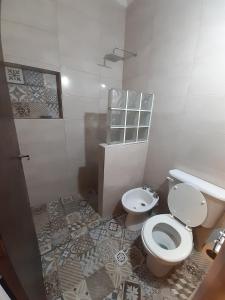 uma casa de banho com um WC e um lavatório em Duplex Mi Lar em Termas de Río Hondo