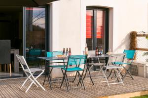 Patio alebo iná vonkajšia časť ubytovania Villa Paulina, cœur village, à 5 min de la plage