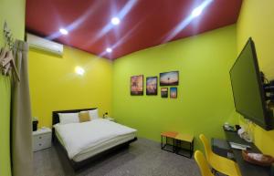 竹山鎮的住宿－布拉諾主題民宿，一间卧室设有一张床和绿色的墙壁