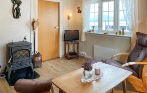 Area tempat duduk di 2 Bedroom Lovely Home In Innfjorden