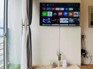 TV a/nebo společenská místnost v ubytování The Elevated Abode - ComfyCosy Studio at The Loop