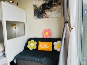 Uma cama ou camas num quarto em The Elevated Abode - ComfyCosy Studio at The Loop