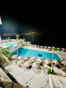 una piscina con sombrillas y sillas junto al agua en Hotel Torres Gemelas 2011 N, en Acapulco