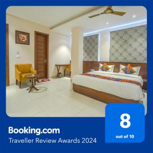 ein Hotelzimmer mit einem Bett und einem Stuhl in der Unterkunft FabHotel Prime Empire in Amritsar