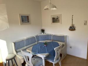 einen Tisch und Stühle in einem Zimmer mit Tisch in der Unterkunft Haus Waldesruh in Medebach