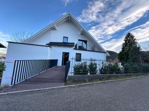una casa blanca con una valla delante en Ferienwohnung Amalie, en Füssen