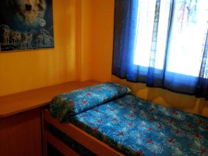 a small bedroom with a bed and a window at Apartamento con piscina a pocos metros de la playa in Moncófar