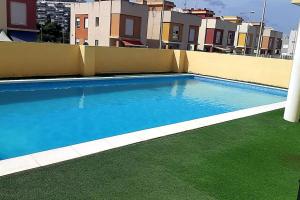 a swimming pool on the roof of a building at Apartamento con piscina a pocos metros de la playa in Moncófar