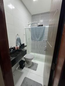 ein Bad mit einer Dusche, einem WC und einem Waschbecken in der Unterkunft Aluguel por temporada em Piranhas in Piranhas