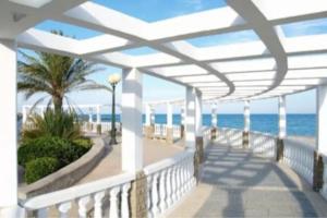 a balcony with a view of the beach at Apartamento con piscina a pocos metros de la playa in Moncófar