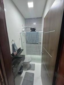 ein Bad mit einer Glasdusche und einem WC in der Unterkunft Aluguel por temporada em Piranhas in Piranhas