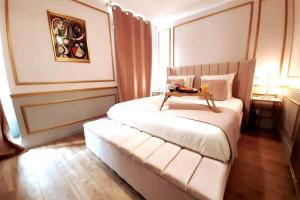 Un dormitorio con una cama con una mesa. en Da Vinci Apartment Paris Montmartre AirCon, en París