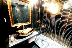 y baño con lavabo y espejo. en Da Vinci Apartment Paris Montmartre AirCon en París