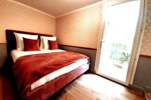 1 dormitorio con cama y ventana grande en Da Vinci Apartment Paris Montmartre AirCon, en París
