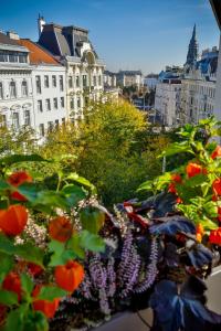 a view of a city with flowers and buildings at Boutiquehotel Das Tyrol in Vienna
