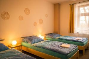 מיטה או מיטות בחדר ב-Městské kulturní centrum ve Fulneku